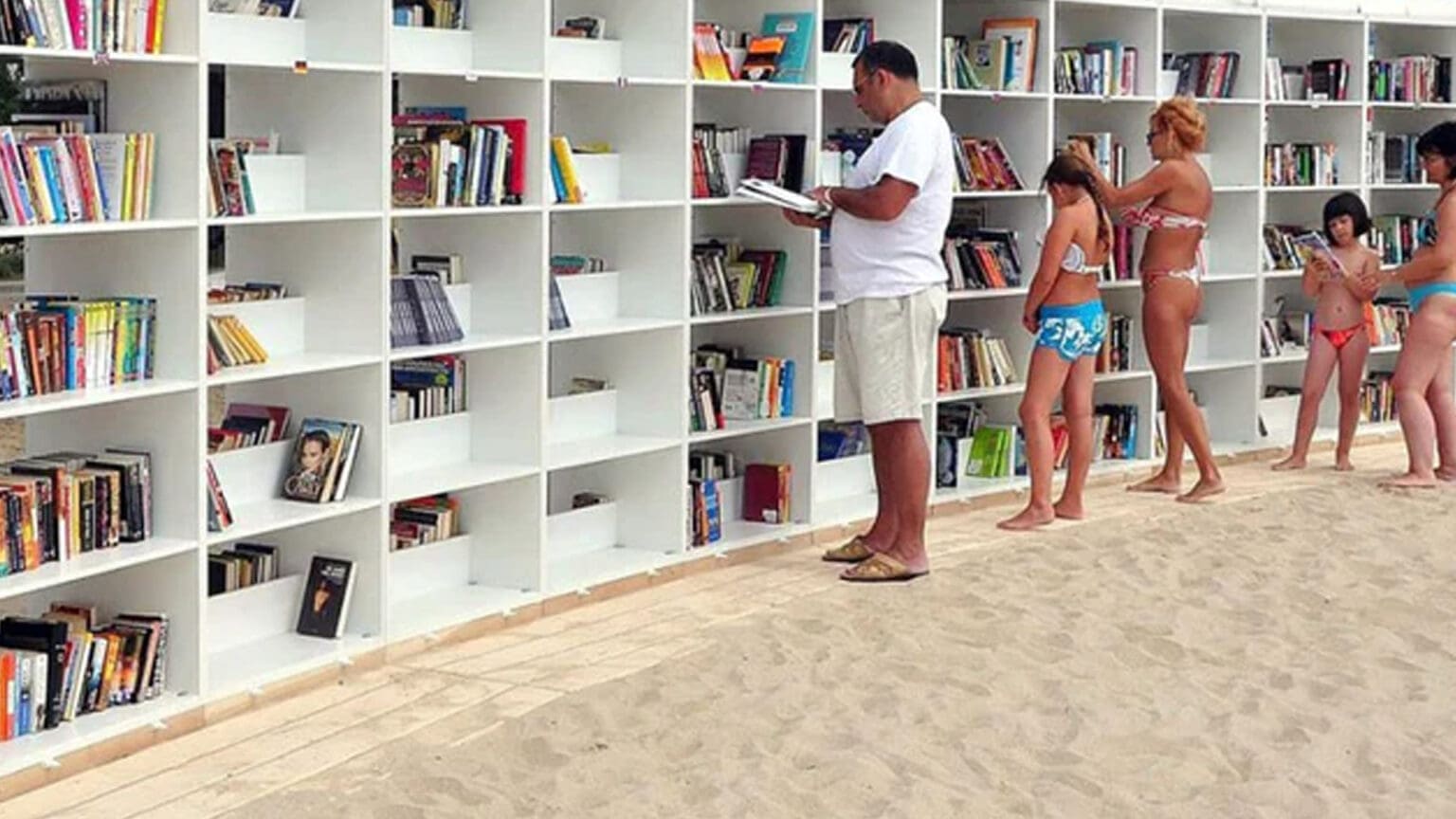Bibliopraia: Entre Sol e Mar, uma Experiência Literária Única 1 Bibliopraia: Entre Sol e Mar, uma Experiência Literária Única