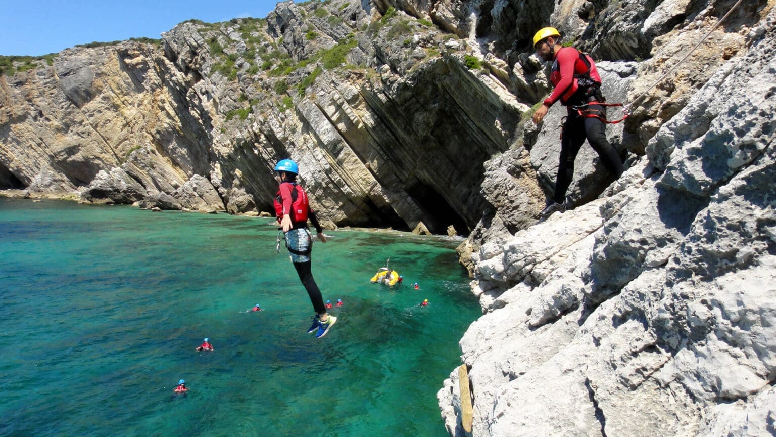Descubra a Emocionante Aventura do Coasteering na Região da Arrábida