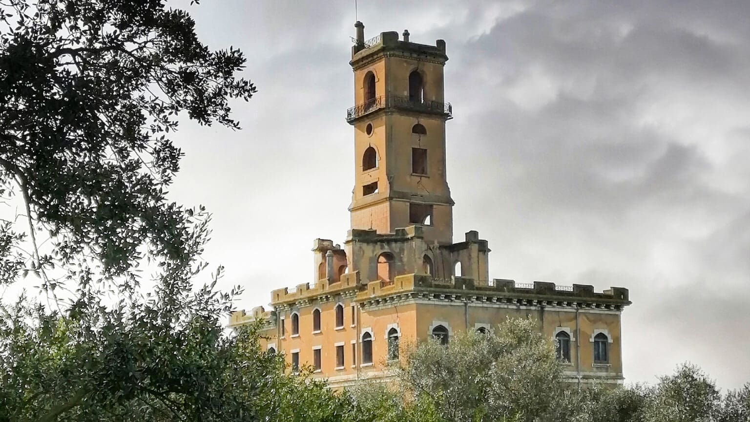O Palácio do Rei do Lixo – um dos maiores mistérios da Margem Sul 1 O Palácio do Rei do Lixo – um dos maiores mistérios da Margem Sul