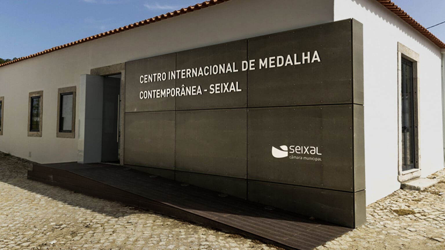 Ouro, Prata e Bronze ou... Tecido, Pedra e Vidro: Descubra a Arte das Medalhas Contemporâneas 1 Ouro, Prata e Bronze ou… Tecido, Pedra e Vidro: Descubra a Arte das Medalhas Contemporâneas