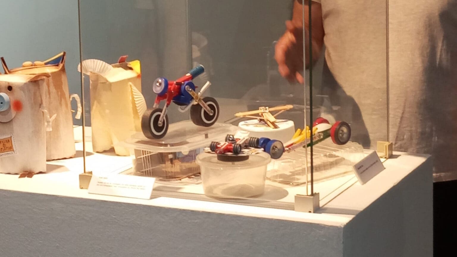 Exposição de Eco-Brinquedos na Biblioteca de Azeitão: Uma Abordagem Sustentável ao Entretenimento Infantil 1 Exposição de Eco-Brinquedos na Biblioteca de Azeitão: Uma Abordagem Sustentável ao Entretenimento Infantil