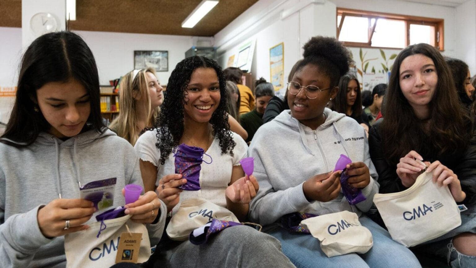 Câmara de Almada Distribui Kits de Higiene Feminina para Alunas do Município 1 Câmara de Almada Distribui Kits de Higiene Feminina para Alunas do Município