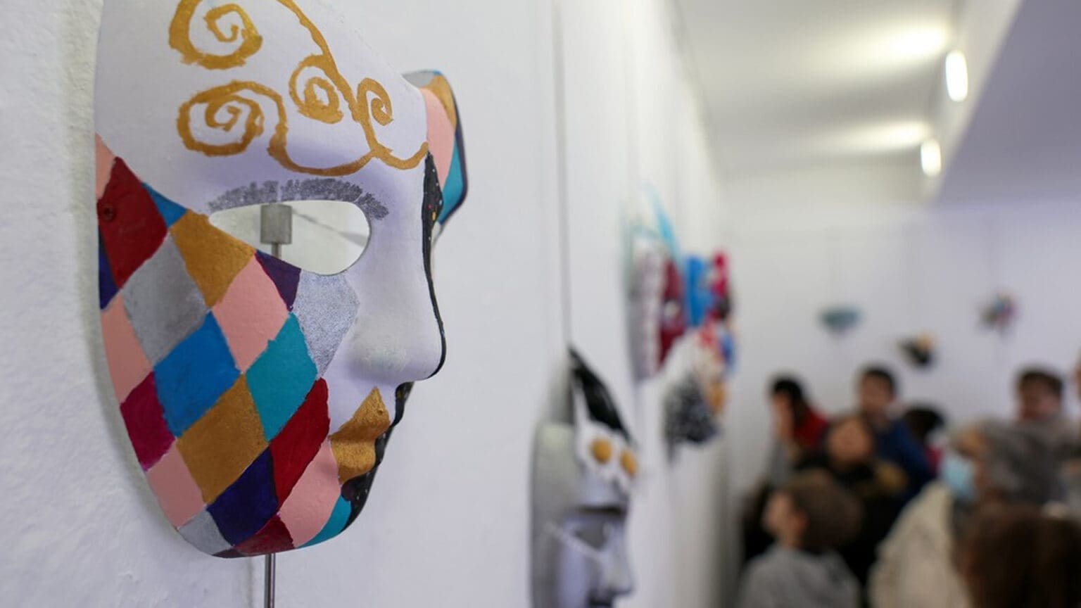 Jovens e Seniores Criam Máscaras do Carnaval de Veneza 1 Jovens e Seniores Criam Máscaras do Carnaval de Veneza