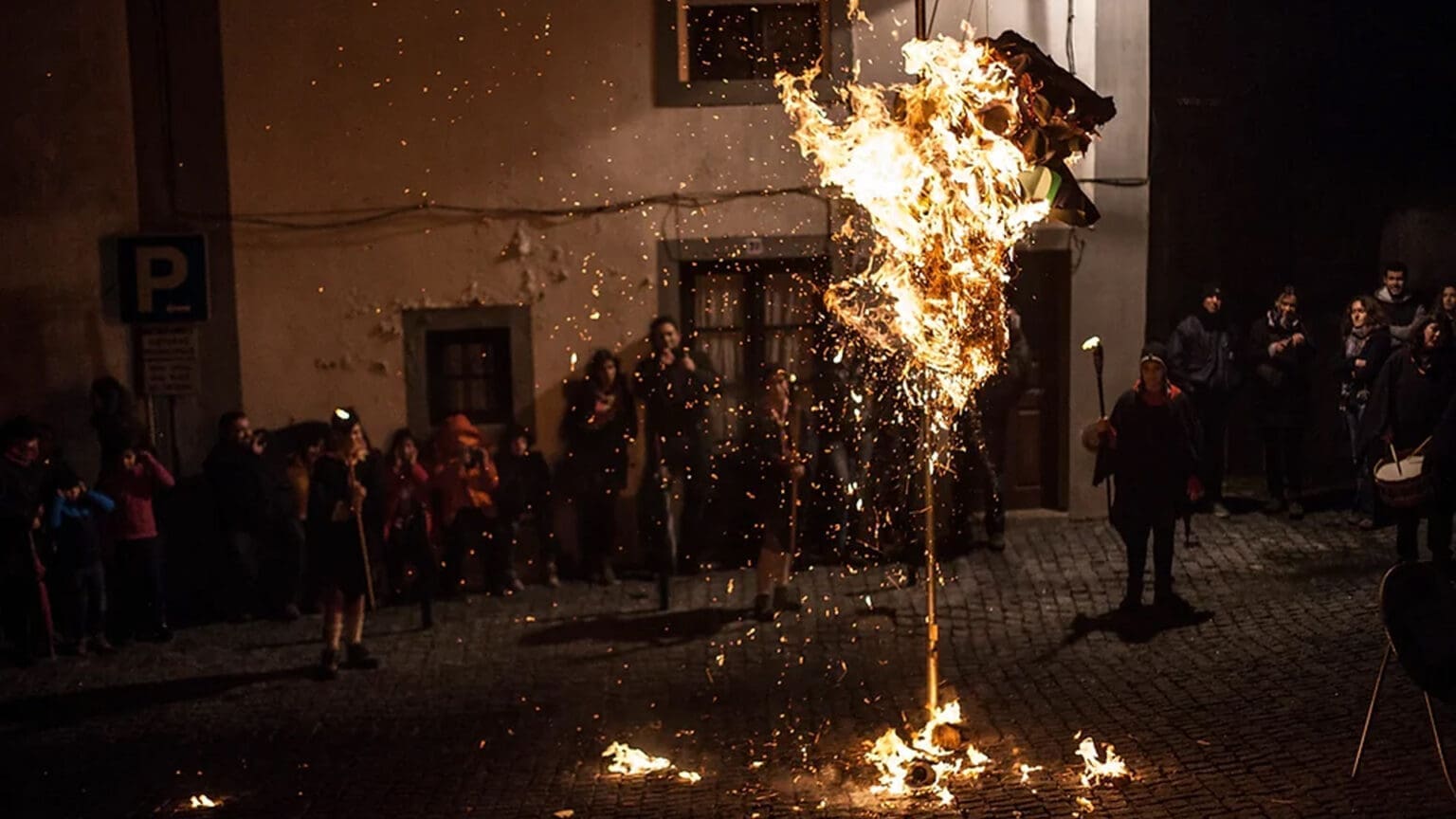 Palmela recria a Queima do Judas: Uma tradição cultural única 1 Palmela recria a Queima do Judas: Uma tradição cultural única