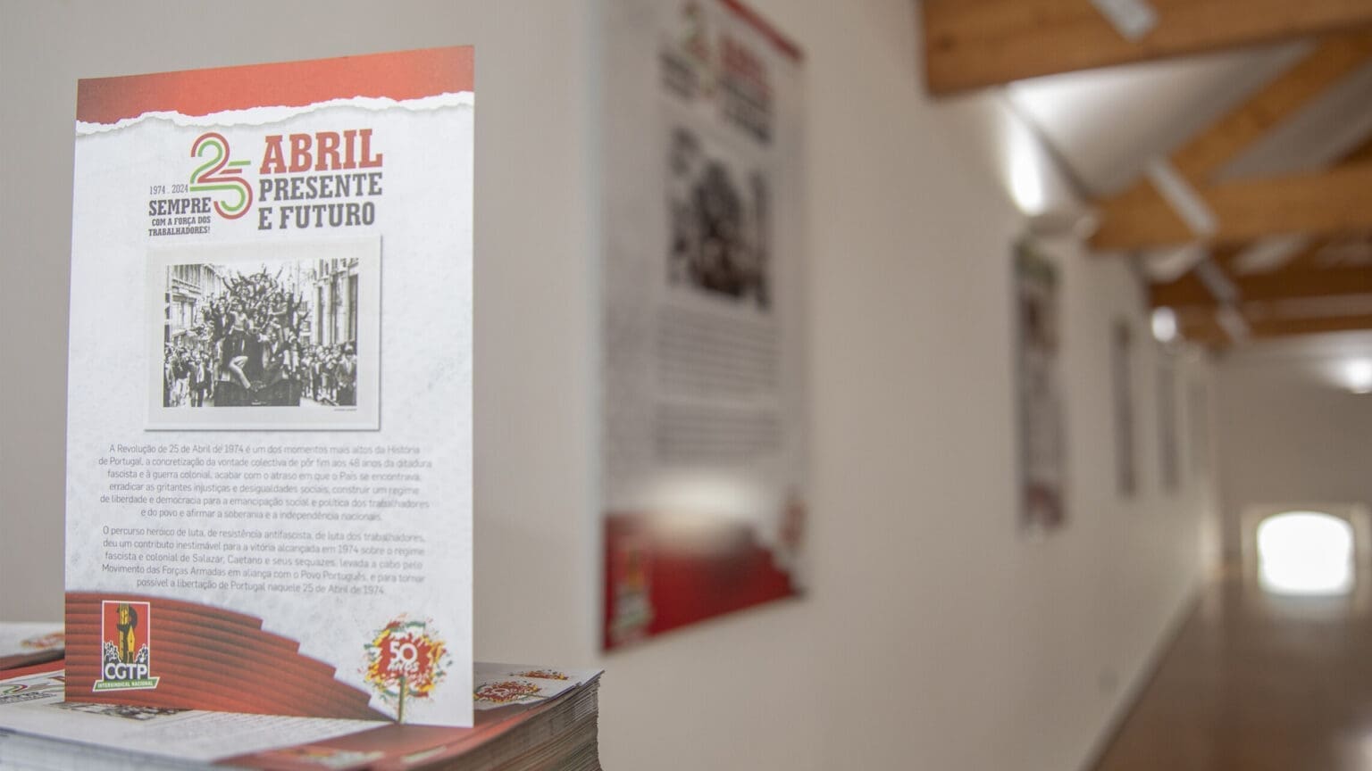 A Exposição "25 de Abril presente e futuro" na Biblioteca Municipal de Palmela 1 A Exposição “25 de Abril presente e futuro” na Biblioteca Municipal de Palmela