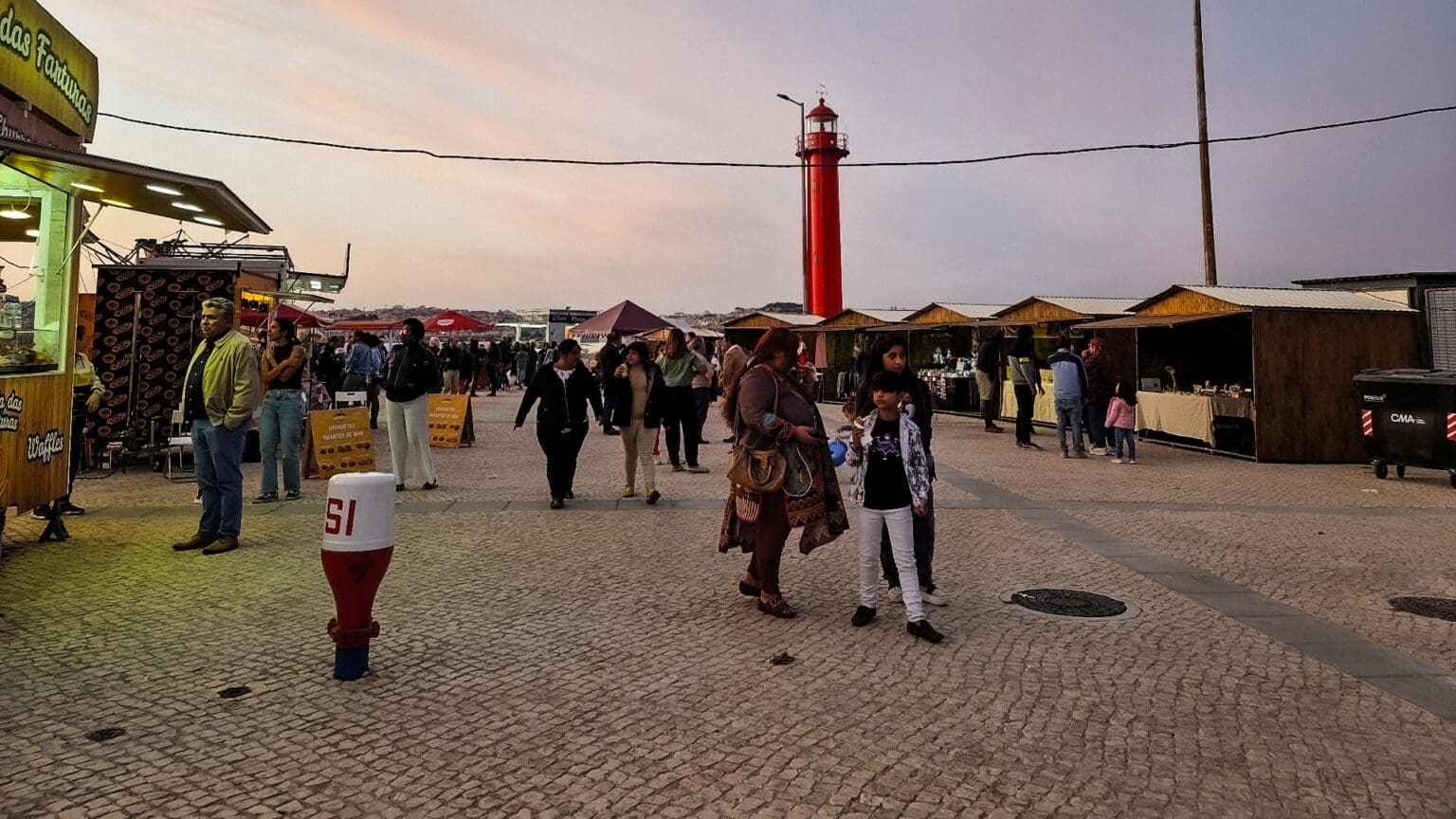 Celebrando a Alegria e Cultura na Feira de Cacilhas 1 Celebrando a Alegria e Cultura na Feira de Cacilhas