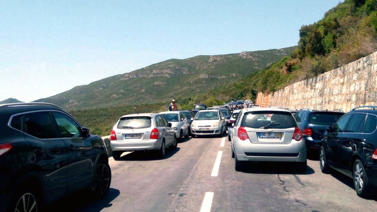 Arrábida: Caos de Verão Leva a Medidas Drásticas para Controlar Tráfego e Estacionamento 1 Arrábida: Caos de Verão Leva a Medidas Drásticas para Controlar Tráfego e Estacionamento