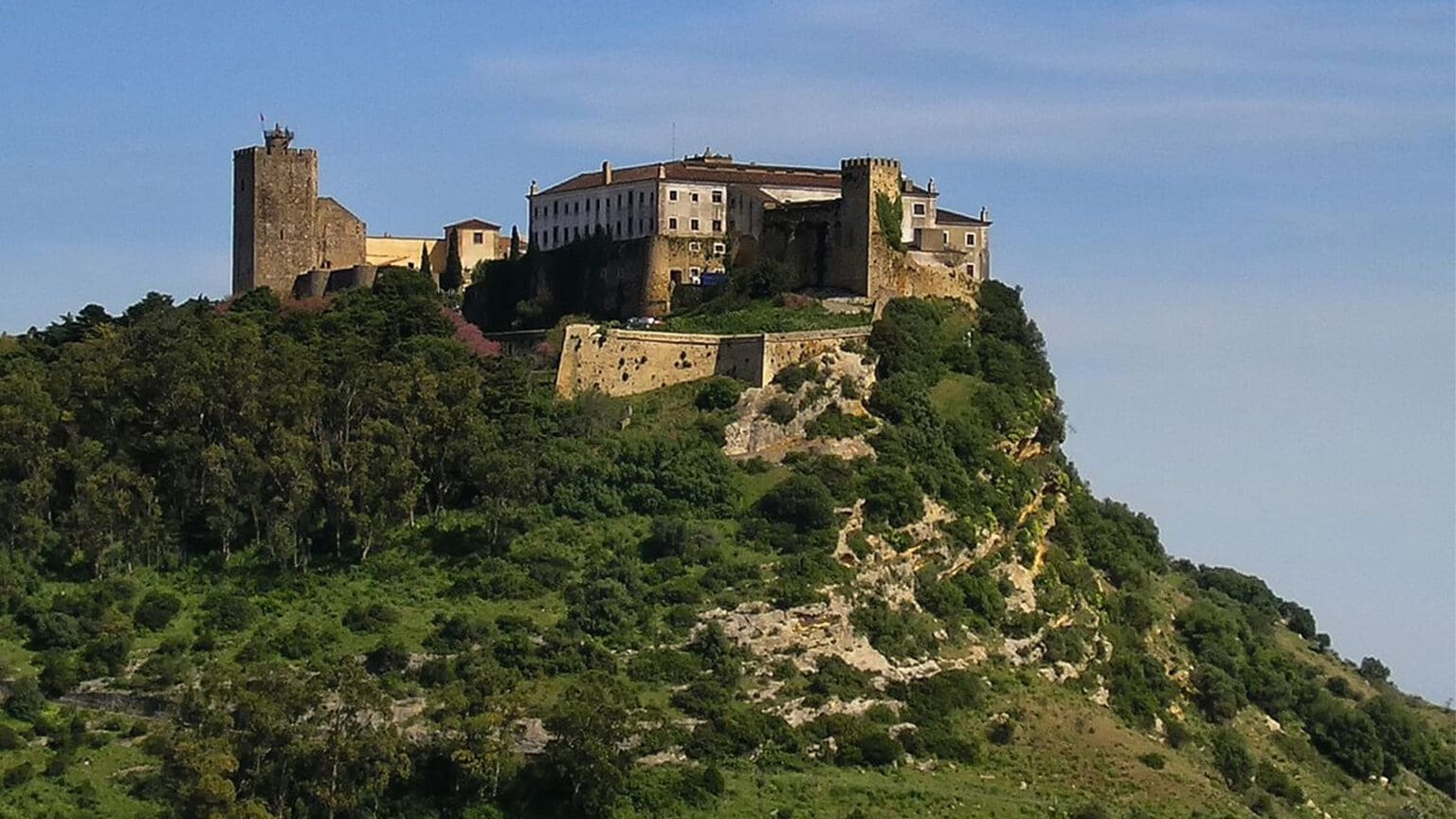 Desvendar os Segredos do Castelo de Palmela: Uma Viagem Imersiva com "A Ordem" 1 Desvendar os Segredos do Castelo de Palmela: Uma Viagem Imersiva com “A Ordem”