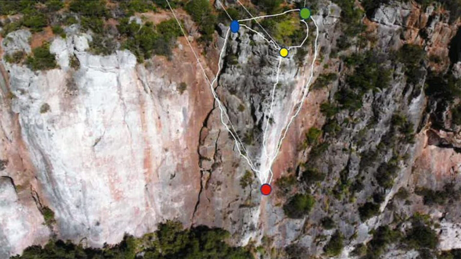 Desmonte de rocha na Arrábida avança para garantir segurança de visitantes e preservar património natural 1 Desmonte de rocha na Arrábida avança para garantir segurança de visitantes e preservar património natural