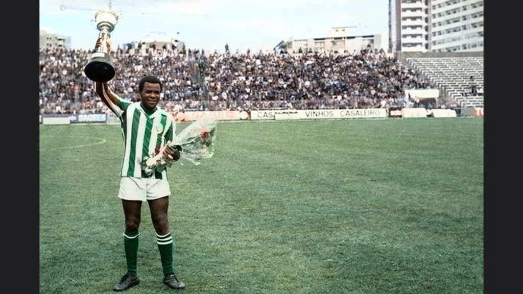 Jacinto João a ganhar a Taça pelo Vitória FC